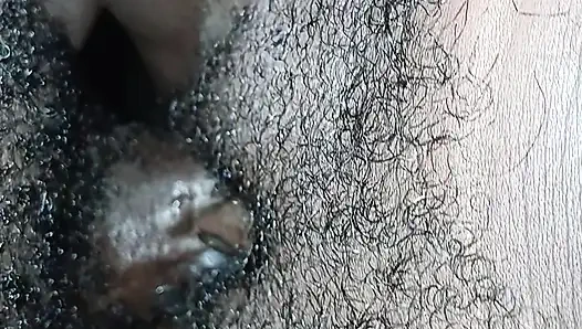 Sie pisst auf meinen schwanz und fickte mich, bis ich kam.