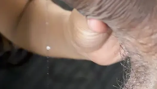 Gadis Desi mengisap penis dengan mulutnya dan mengambil air.