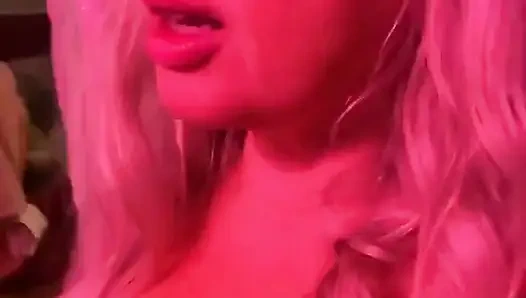 Bir şeyleri saklamakta gerçekten iyi.