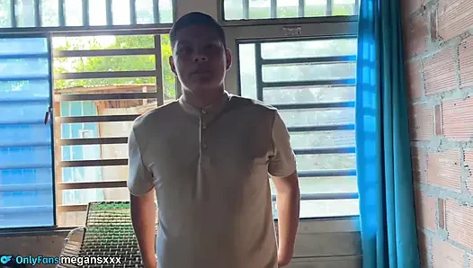 Dia berbicara dengan suaminya di telepon dan aku memasukkan penisku ke dalam dirinya