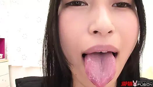 Die Tricks der wilden Zunge und Speichel von Aine Kagura