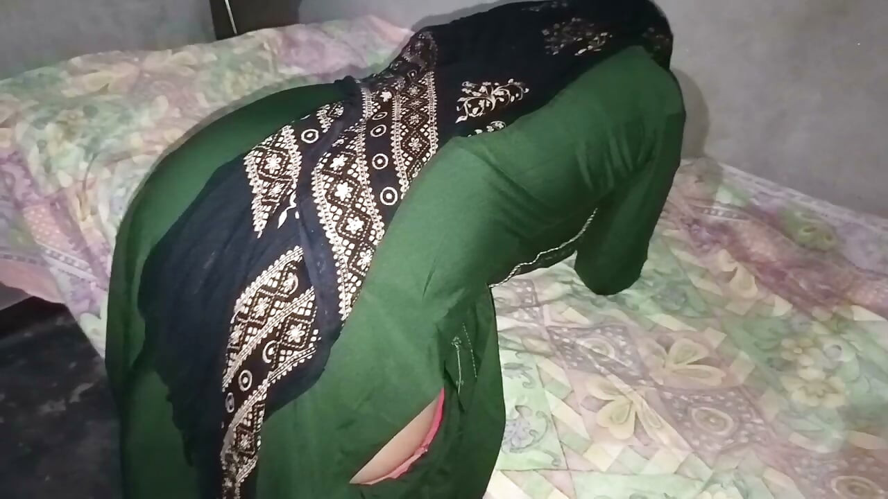 Sasur bahu anal fuck- Desi Indian bahu gets painful anal fuck with father-in-law when she taking gift from sasurji