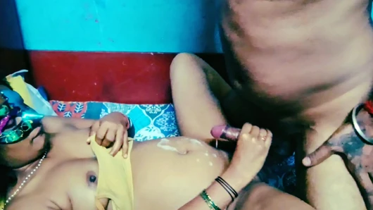 Desi bhabhi apne sasur ka lund muh mein leti hui.