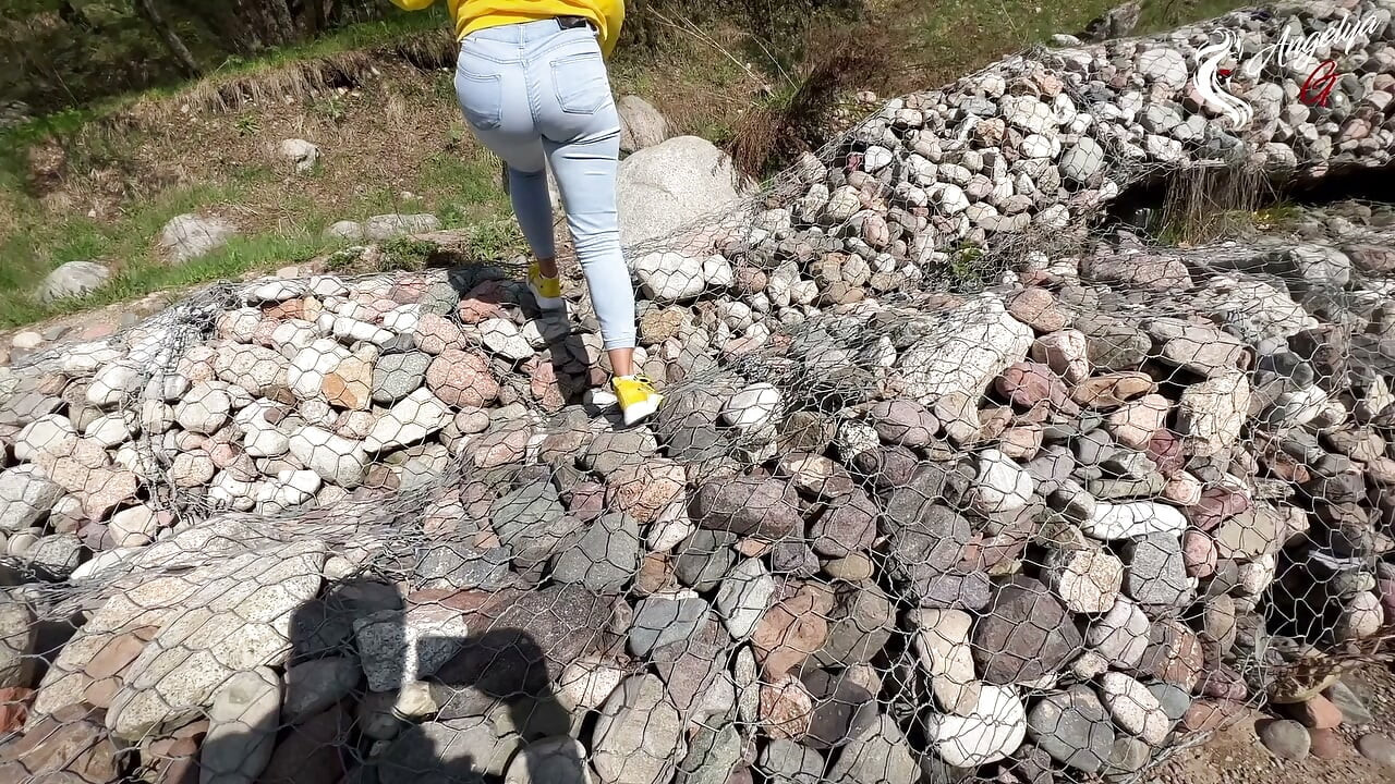 Rosyjscy turyści - ssanie kutasa i połykanie spermy na świeżym powietrzu podczas wędrówki.