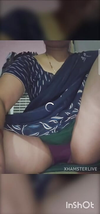 Desi bhabhi ne kursi pe beth ke apni chooth ke maje liye