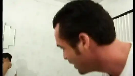 Büyük memeli genç kız grup seks yapıyor ve üç sert yarakla dölleniyor