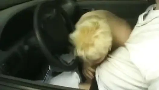 Пухлой немецкой милфе трахнули пальцами киску и вылизали в машине