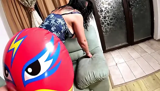 Şişme güreşçi boşalma oyunu. Edepsiz konuşma, domaltma ve döl yalama