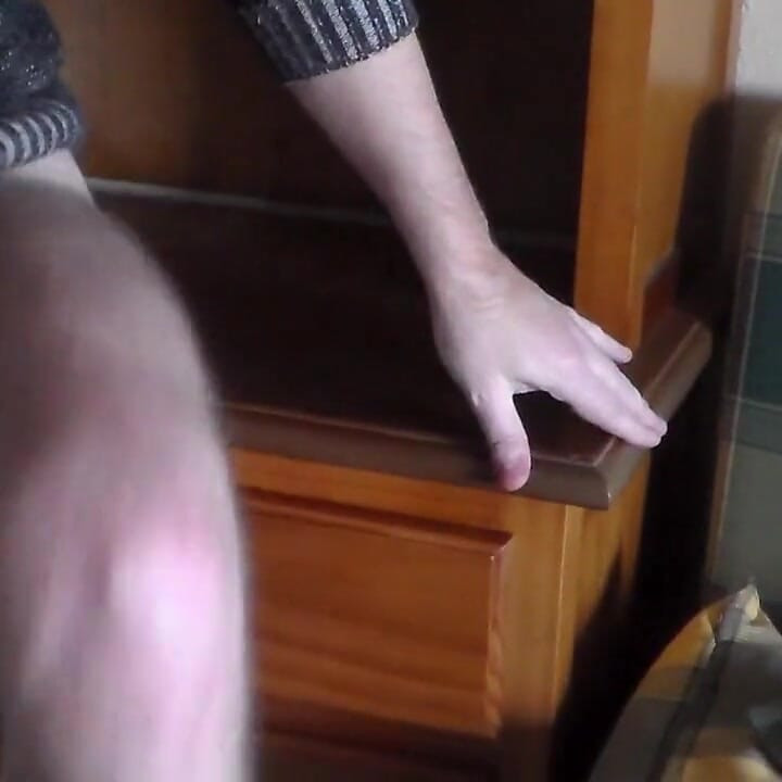 John在书架上撒尿