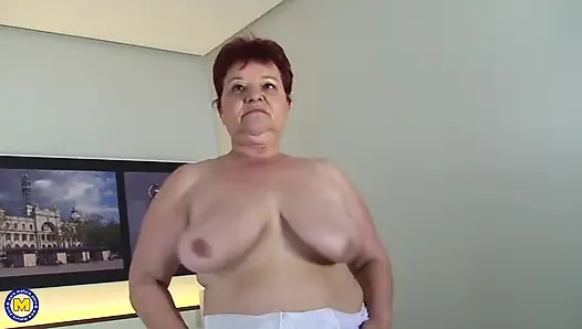Dicker Arsch, Reife BBW Anna Zeigt Ihren Großen Körper Und Masturbiert Vor Der Kamera