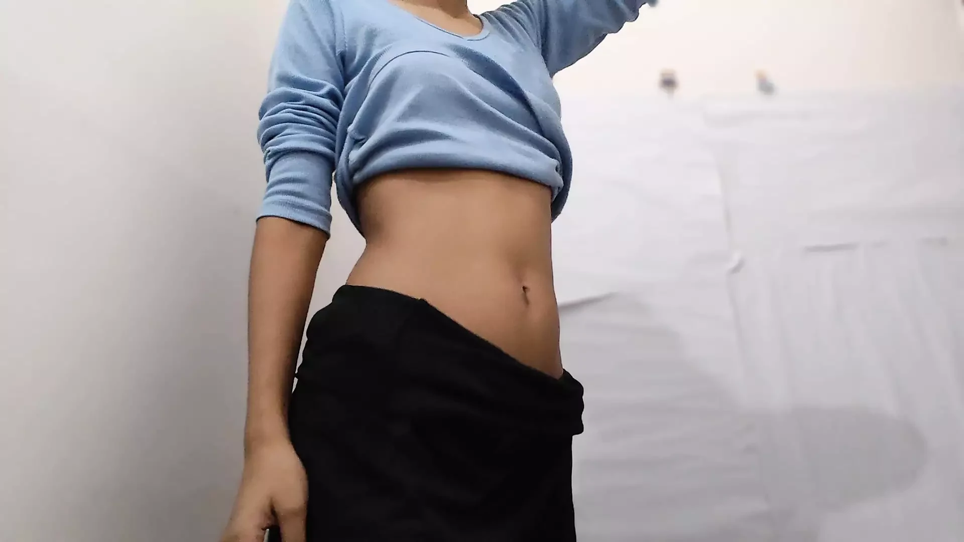 La nena latina caliente y picante Julia Bloom se desnuda para mostrar su cuerpo con curvas y jugar con su delicioso coño hasta el orgasmo