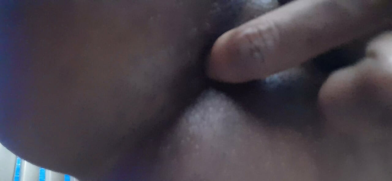Poner aceite en el ano y ponlo en el dedo