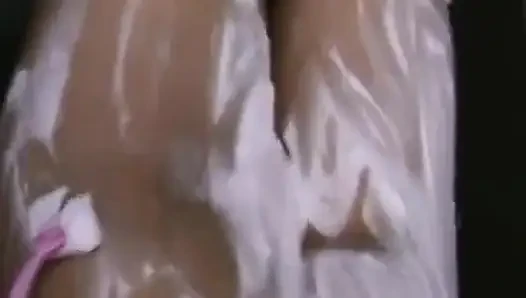 Candy lagi asik ngentot memek beceknya pakai dildo ukuran XL