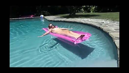 Cewek nakal ini dientot habis-habisan sama kontol raksasa