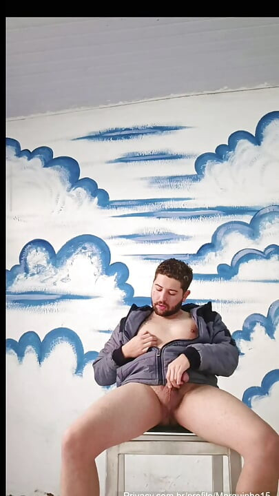 Pokazao sam se u dnevnoj sobi čekajući da me netko vani pojede.