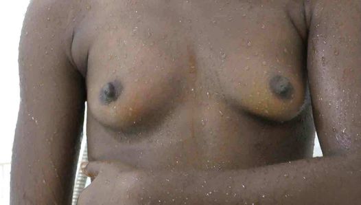 Joven sirvienta africana follada después de la ducha