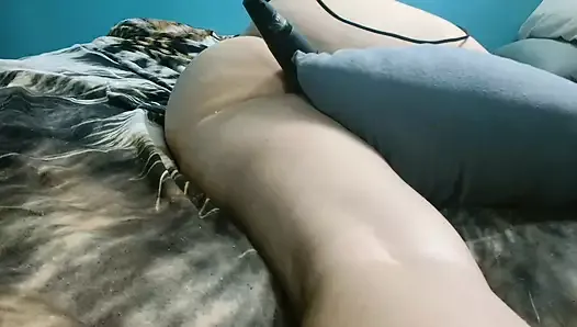 Napalona mama poduszka rucha się podczas gdy wibrator na cipce o drżącym orgazmie