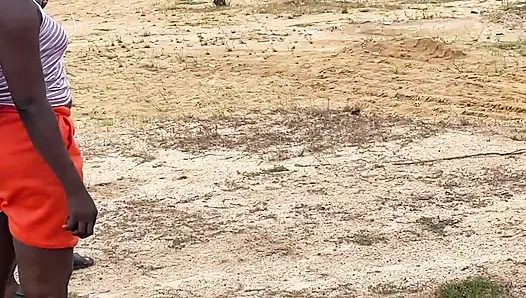 EINE JUNGE 19-JÄHRIGE NIGERIANISCHE MÄDCHEN UND JUNGS GEHEN ZUM FICKEN