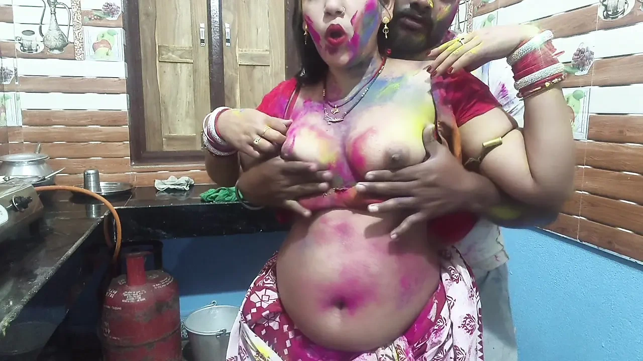 Beautiful Bengali bhabhi enjoy holi special with her neighbours applied lot of colors in hindi