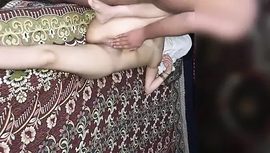 Ateşli desi kıza şehvetli yağ masajı sert sikişe dönüşüyor kaygan yağlı vücut mutlu son.  Şeytan ve melek