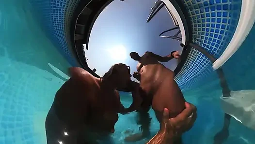 Доильный секс милфы в бассейне и шоу соседки