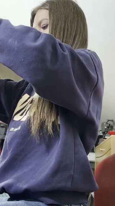 火辣淫蕩女友不穿內褲露出性感內衣的貓咪和屁股 萊昂·蘭伯特·萊昂斯電視視頻拍攝的後台 | 短片 2