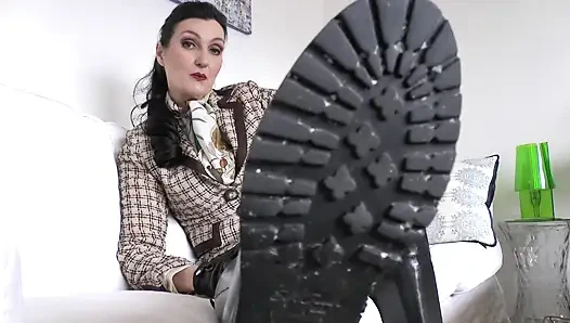 А теперь ты лизать мои подошвы, платок шлюшки! Леди Виктория Валенте