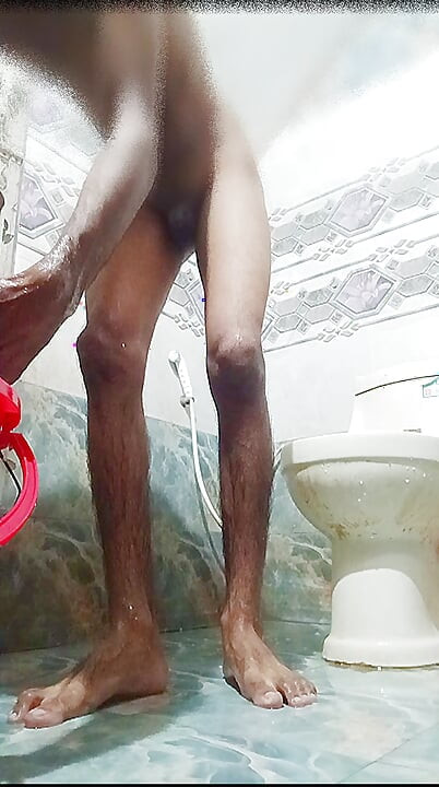 Yo solo bañándose