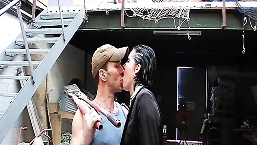 Fransa'dan büyük memeli üniversiteli sürtük sınıfta çifte sikiliyor