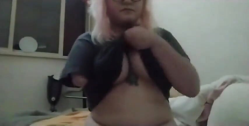 Une double amputée joue avec ses énormes seins, se masturbe et se masturbe