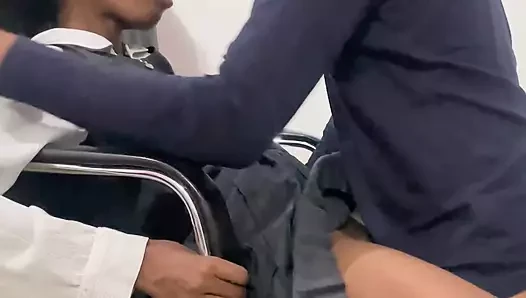 Winziges afrikanisches teen von ihrem lehrer in uniform gefickt