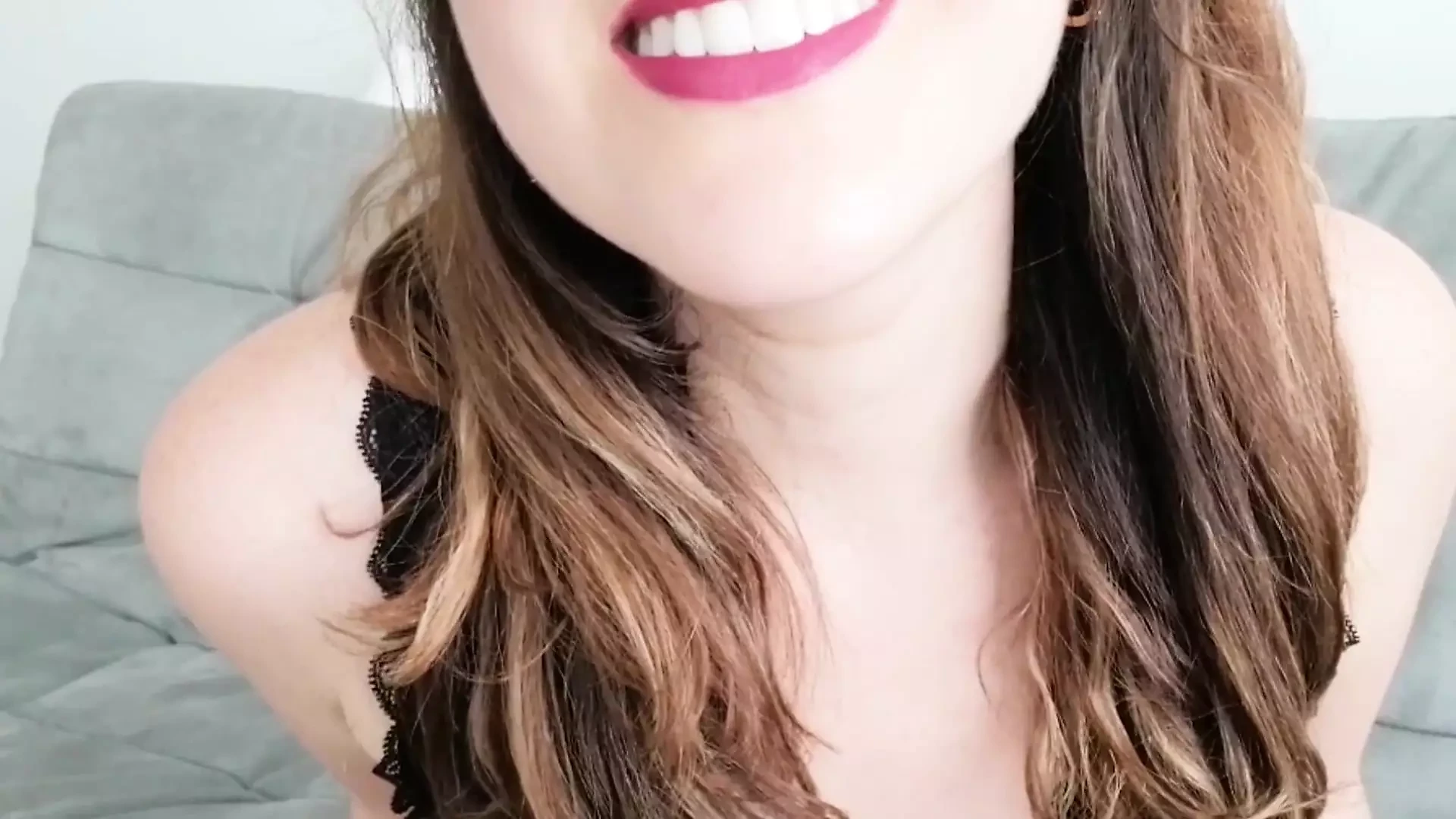 UNE FILLE SE MASTURBE SEULE À LA MAISON