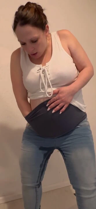 Schwangere Mutter pisst sich in die Jeans und besorgt es sich danach selber