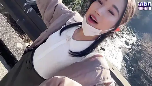 Прогулка с голым соском, где переполненные глаза искры горячий, тугий пик на ее взябленной стадии кончиков.3