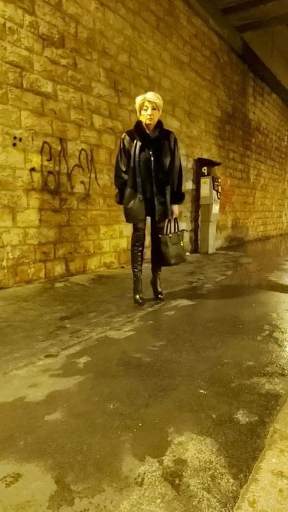 monika la pute  sur le trottoir