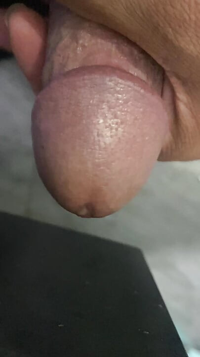 In the bathroom, there was a cock that was getting an erection, only knowing how to endure it, not having to do it