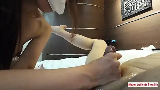 Si cewek imut dengan tubuh aduhai ini lagi asik muasin memeknya pakai jari sampai lututnya menganga lebar