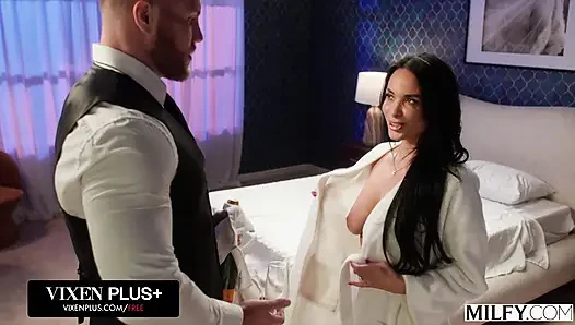 Orta yaşlı seksi orta yaşlı seksi kadınlar Anissa Kate ve Paris Lincoln oda servisi elemanını emiyor ve sikiyor