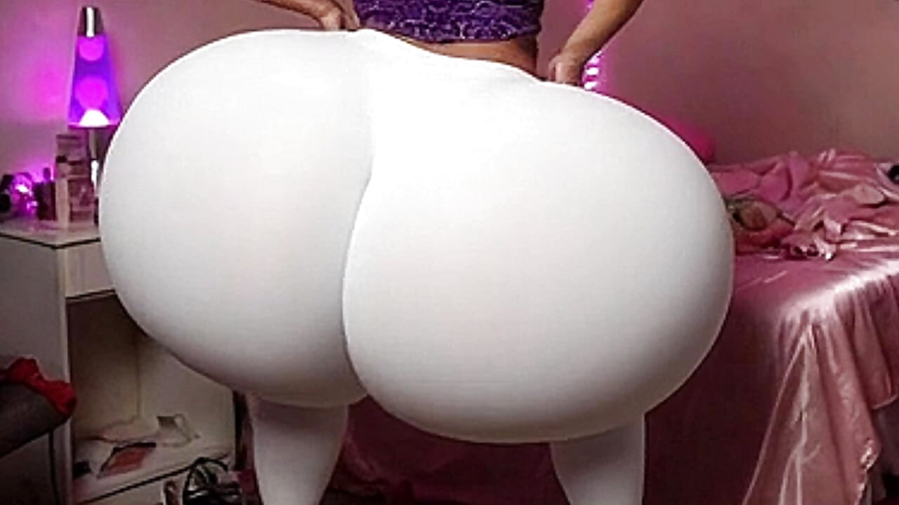 Big Ass Stepmom Twerking in Tight Leggings in Bedroom