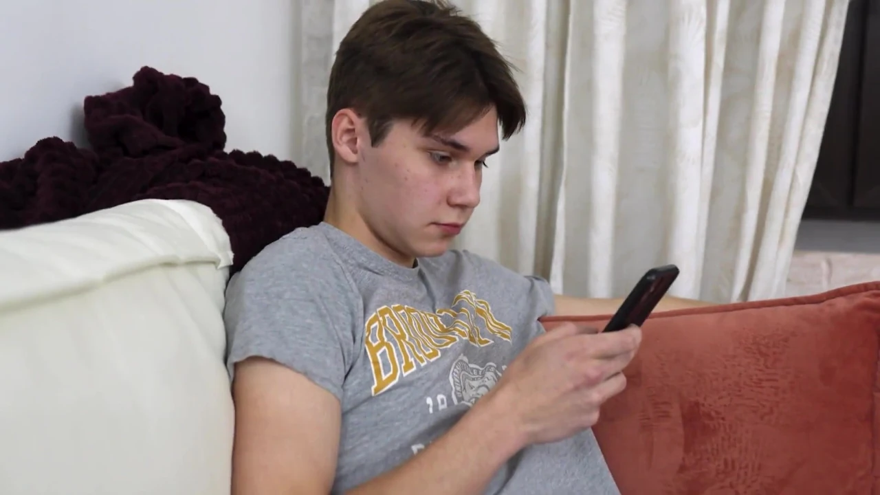 Bukkake partisi: prezervatifsiz twink grup seks