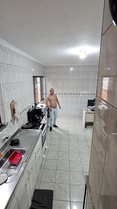 A empregada concordou em ficar nua e receber uma ejaculação no rosto.