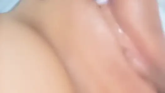 Seorang gadis kepergok masturbasi di pesta