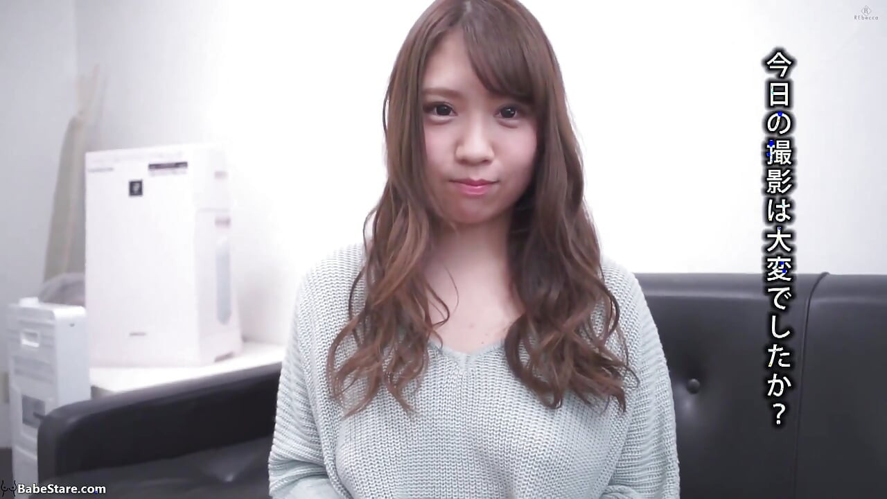 Azjatycka laska z dużymi cyckami pokazuje je w tym solo wideo