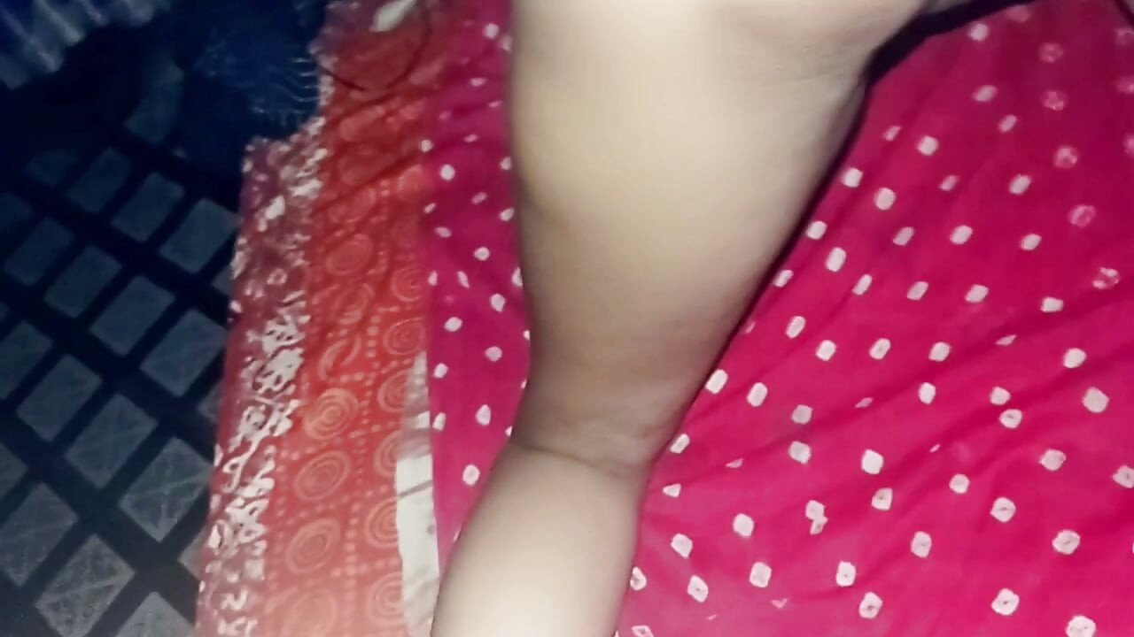 享受用乳霜按摩身体和做爱