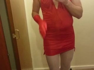 Lola Belle en vestido rojo ajustado y castidad
