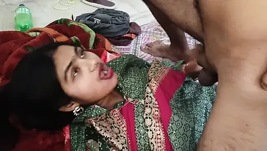 Rekaman seks tante semok india dientot gaya doggy sama devar di kamar tidur