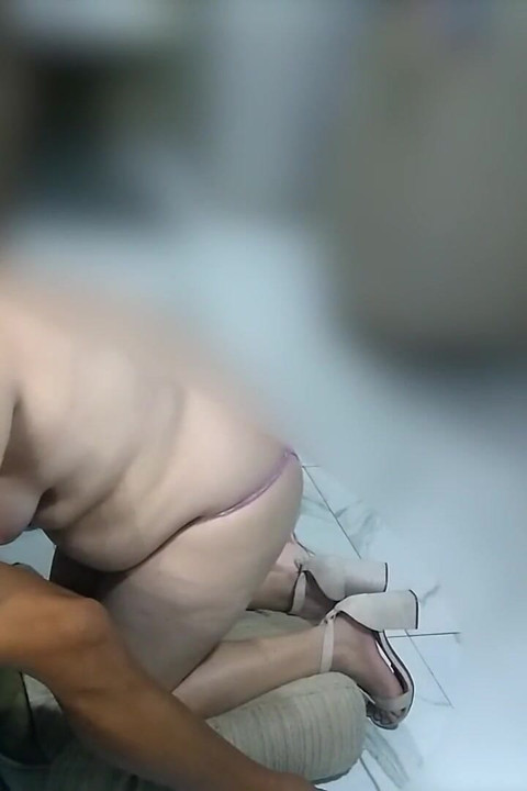 Cewek sange ini dientot habis-habisan sama kontol besar pria kulit hitam
