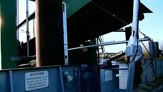 Cewek seksi rambut pirang menggoda kontol di dalam mobil mewah