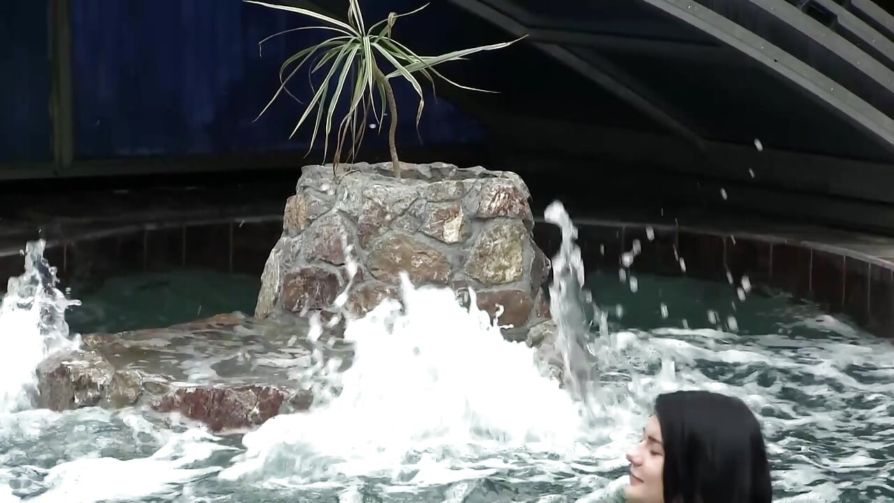 Jenny Simons i Lucy Li jedu pičku pored bazena privatno