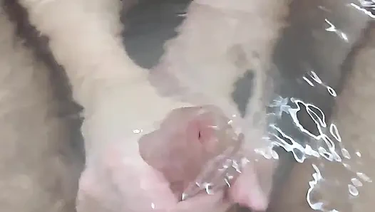 Bade-handjob endet mit heißem unterwasser-abspritzen!